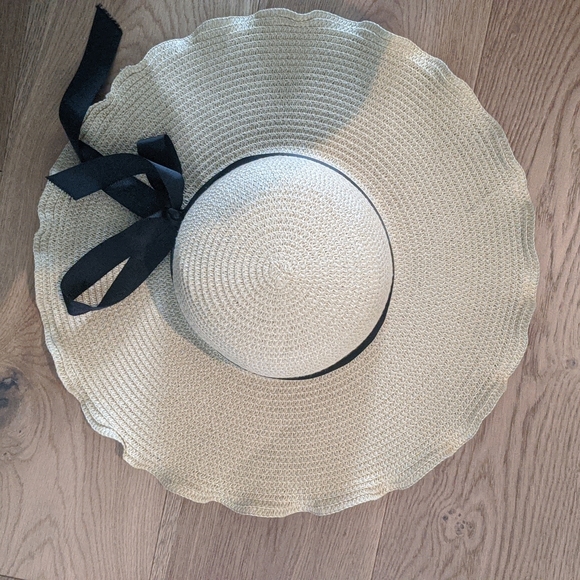 Straw hat, very wide brim, black ribbon - Picture 3 of 4